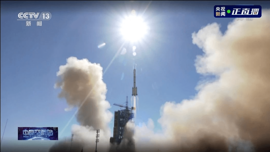 由加密货币投资者资助的SpaceX飞行器首次发射载人极地轨道飞行，探索宇宙新纪元