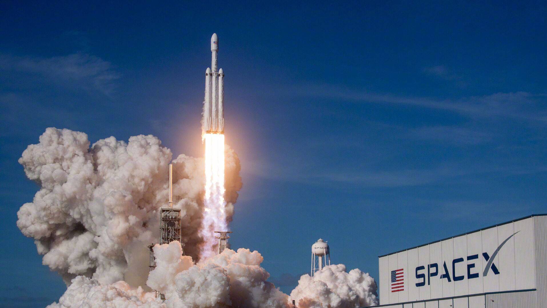 由加密货币投资者资助的SpaceX飞行器首次发射载人极地轨道飞行，探索宇宙新纪元