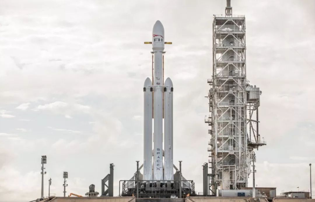 由加密货币投资者资助的SpaceX飞行器首次发射，载人极地轨道飞行的里程碑