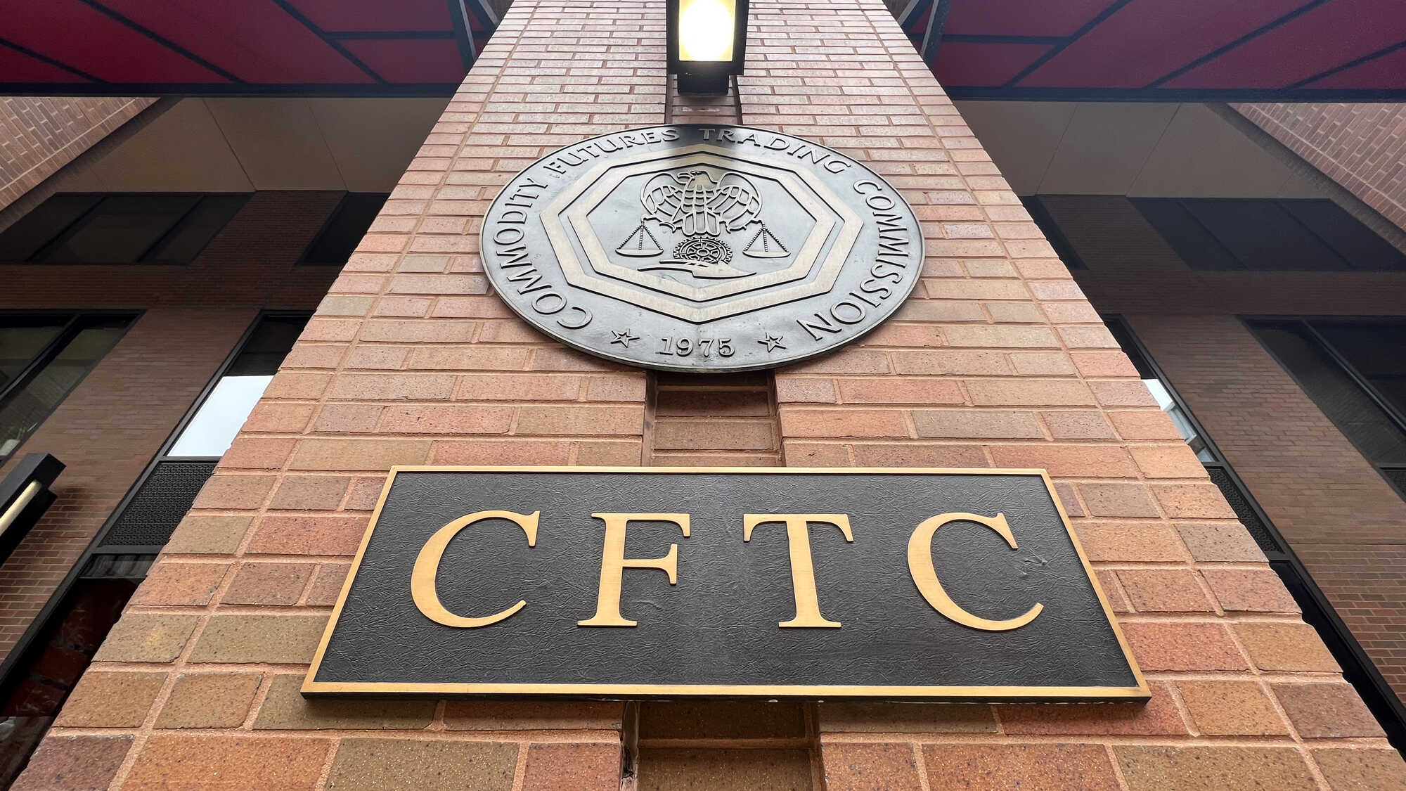 美国监管机构FDIC与CFTC放宽对银行和衍生品的加密限制，开启新的金融篇章