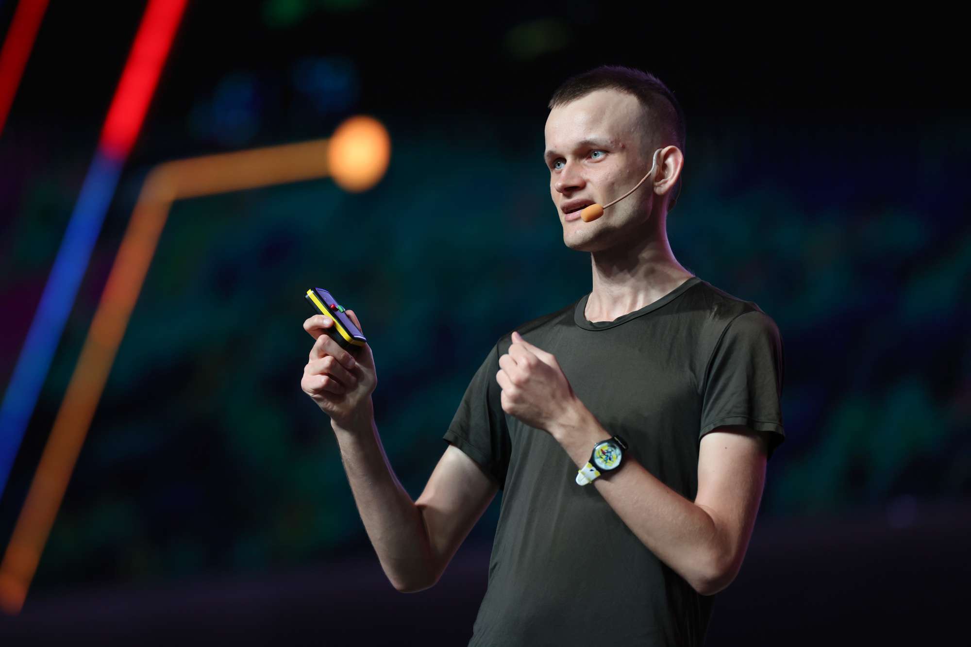 Vitalik Buterin提议,暂停人工智能硬件发展以保障人类安全 Vitalik Buterin提议,暂停人工智能硬件发展以保障人类安全